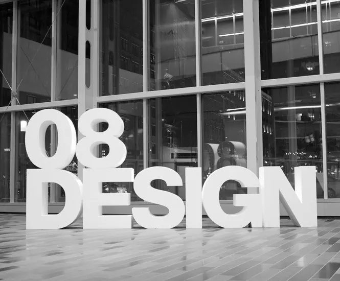 Lettres 3D blanches en relief pour une enseigne de studio - Kora Branding, Kigali