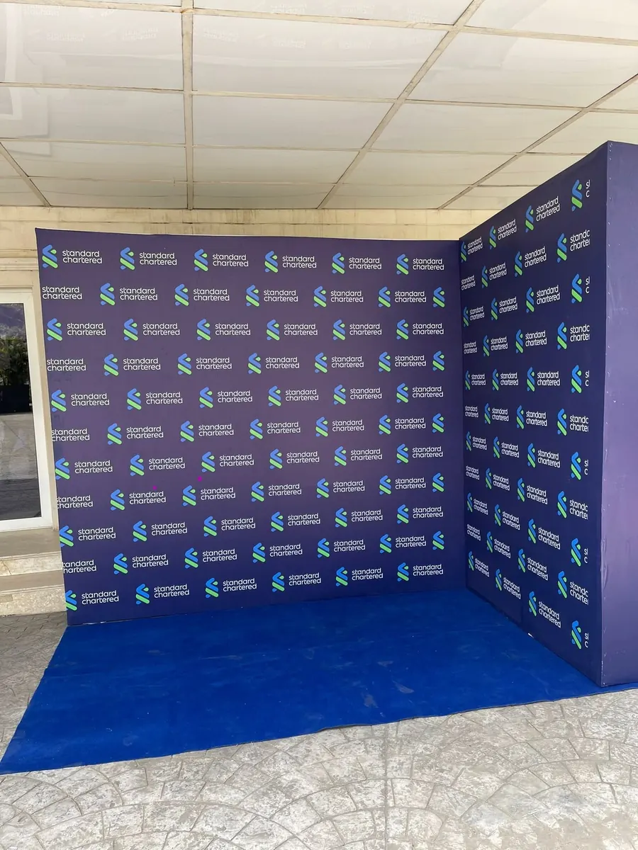 Mur média d'angle imprimé pour un événement d'entreprise - Kora Branding, Kigali