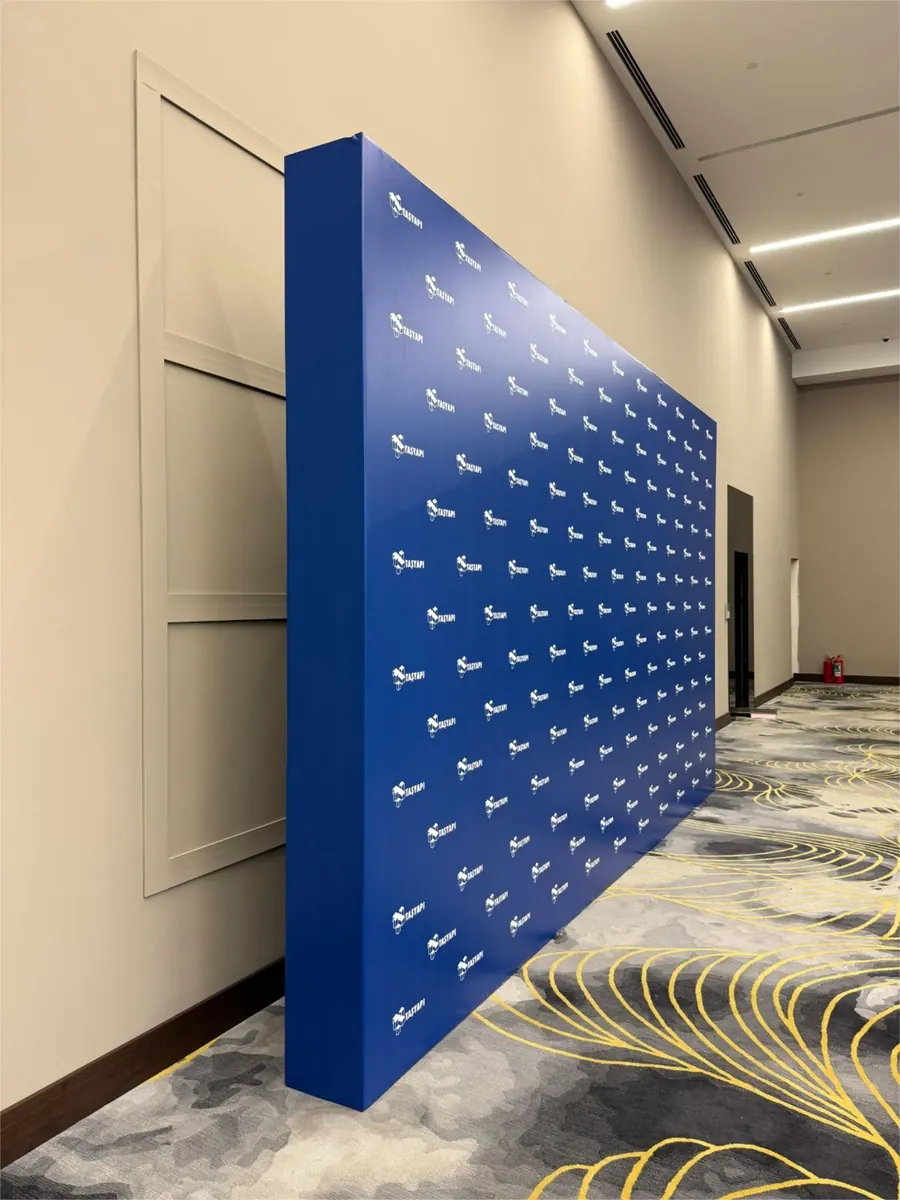 Mur média bleu imprimé installé dans un lieu d'événement - Kora Branding, Kigali