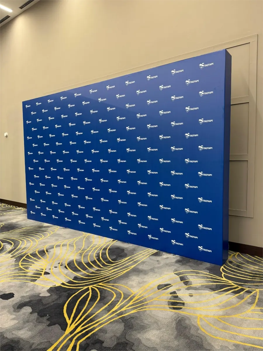 Mur de fond répétitif bleu pour un événement d'entreprise - Kora Branding, Kigali