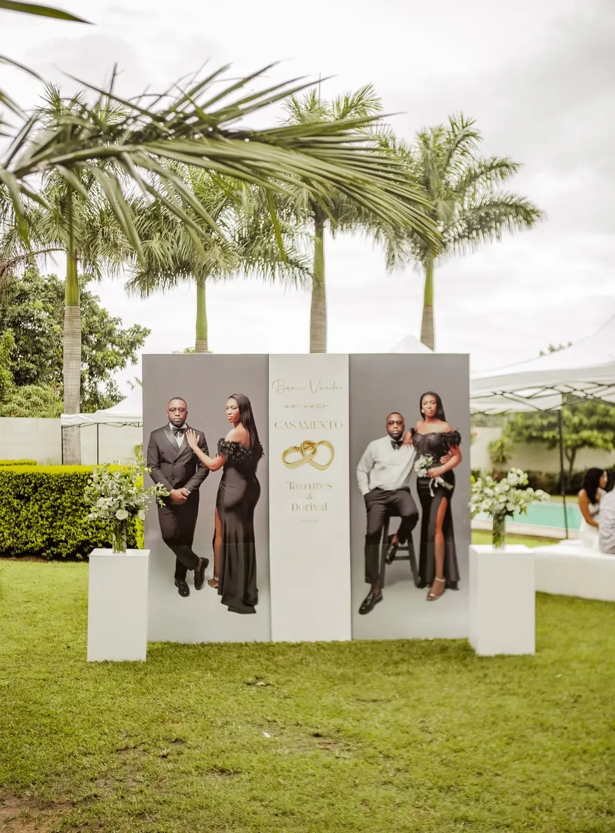Panneaux photo de mariage imprimés pour une cérémonie en jardin - Kora Branding, Kigali