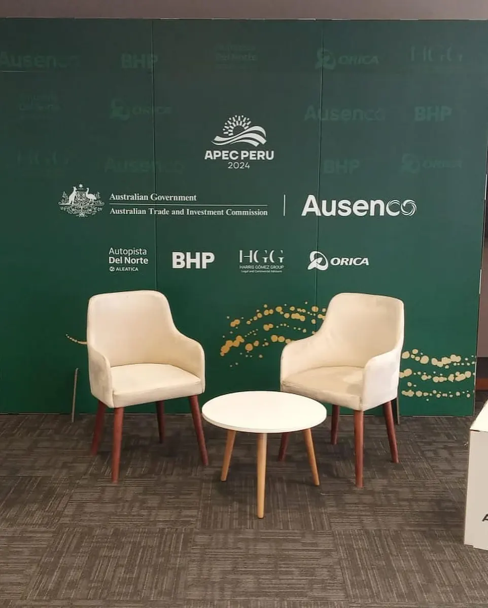 Fond vert personnalisé installé pour des interviews - Kora Branding, Kigali