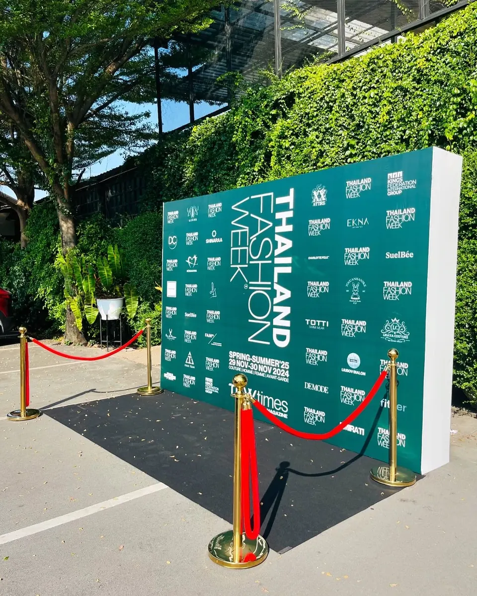 Fond de scène répétitif vert avec tapis rouge - Kora Branding, Kigali