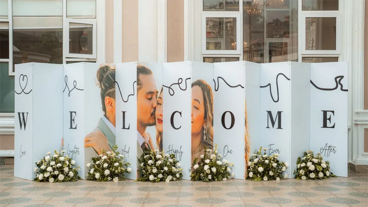 Mur de bienvenue de mariage intérieur avec panneaux photo imprimés - Kora Branding, Kigali