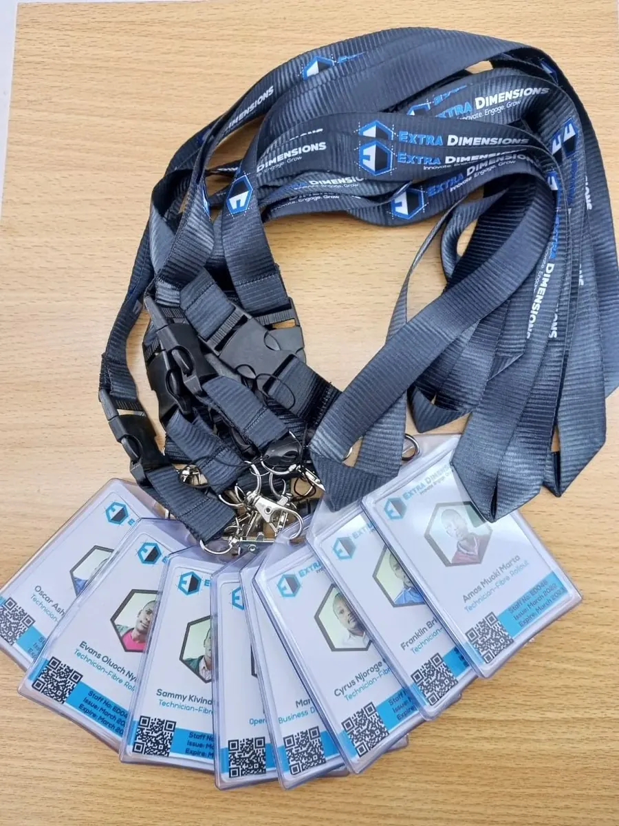 Tours de cou imprimés avec badges d'identification - Kora Branding, Kigali
