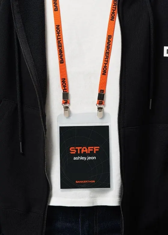 Badge d'accréditation sur tour de cou orange imprimé - Kora Branding, Kigali