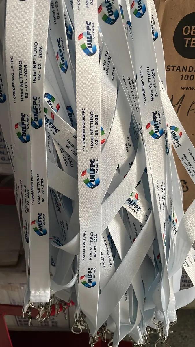 Tours de cou blancs personnalisés pour un événement d'entreprise - Kora Branding, Kigali