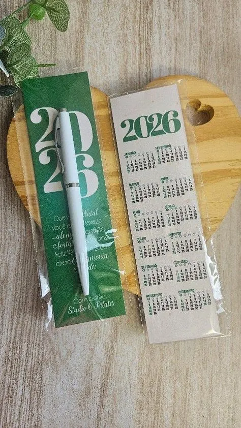Calendrier de bureau 2026 imprimé avec stylo personnalisé - Kora Branding, Kigali