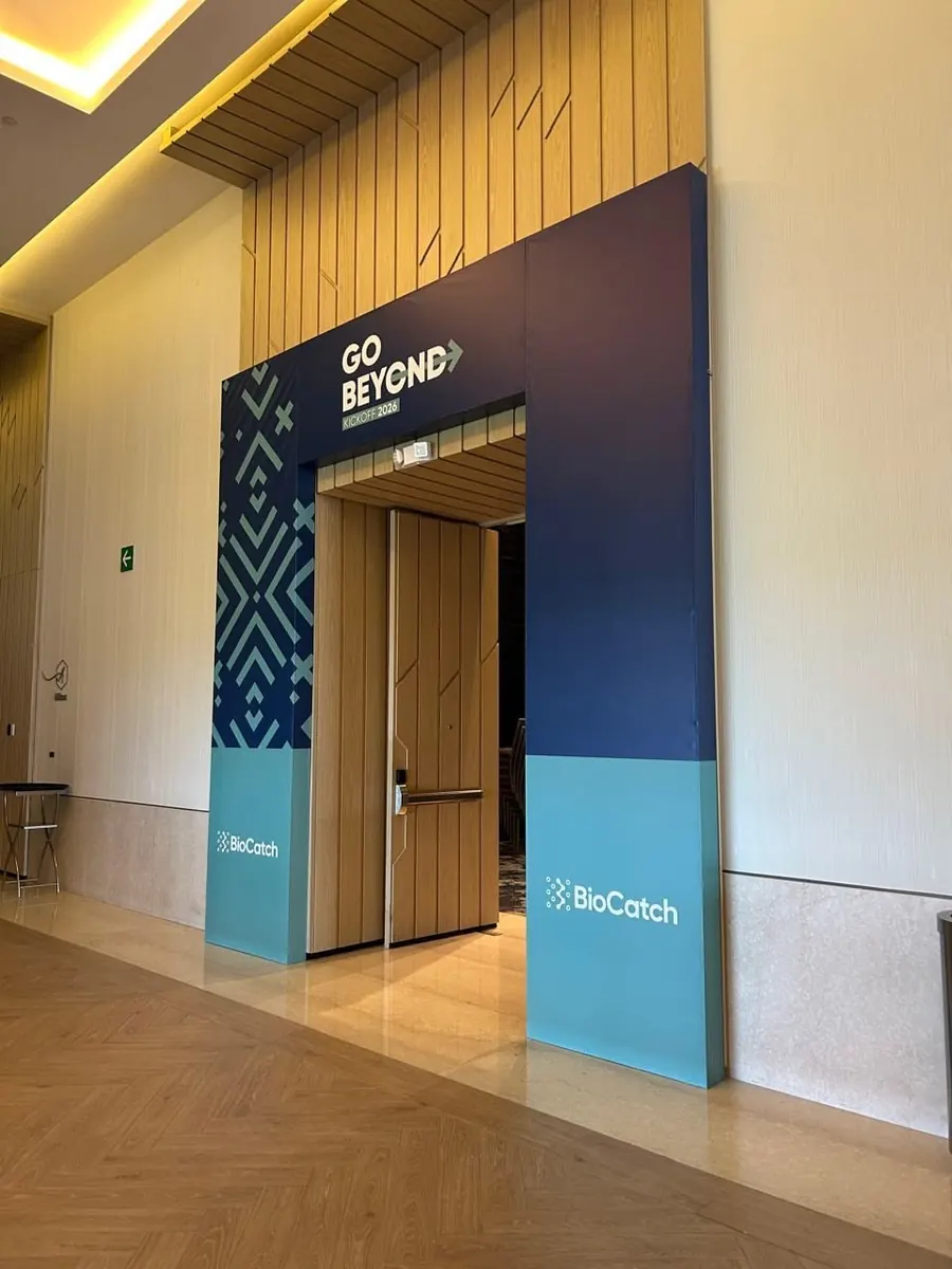 Habillage d'entrée personnalisé installé à l'accueil d'un lieu - Kora Branding, Kigali