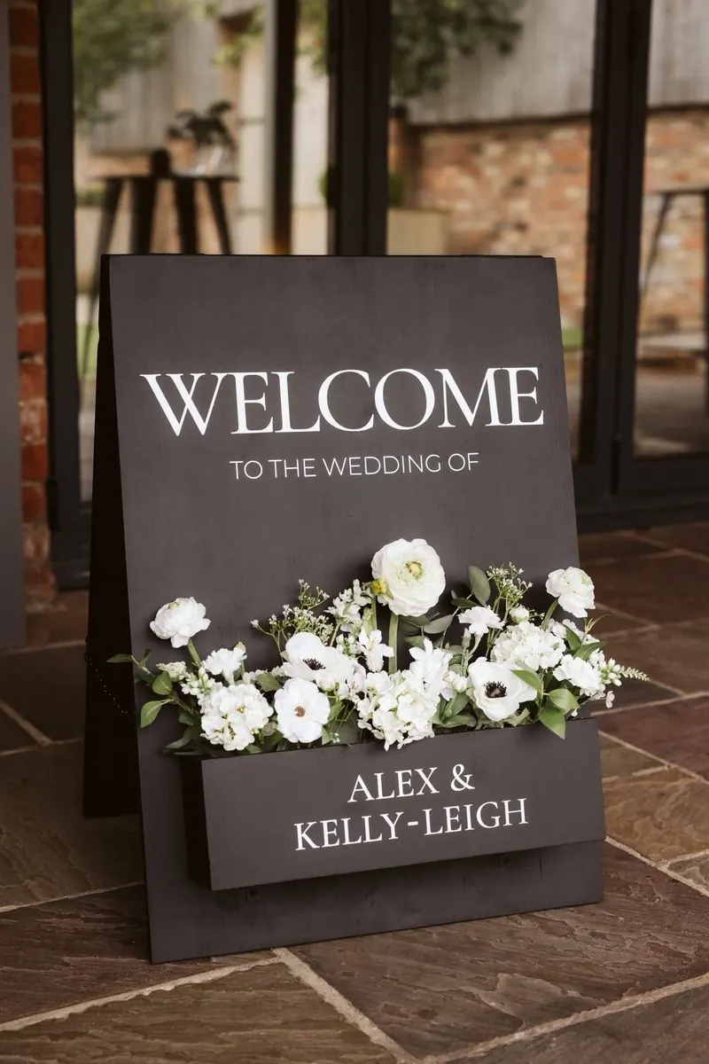 Panneau chevalet de bienvenue de mariage avec décor floral - Kora Branding, Kigali