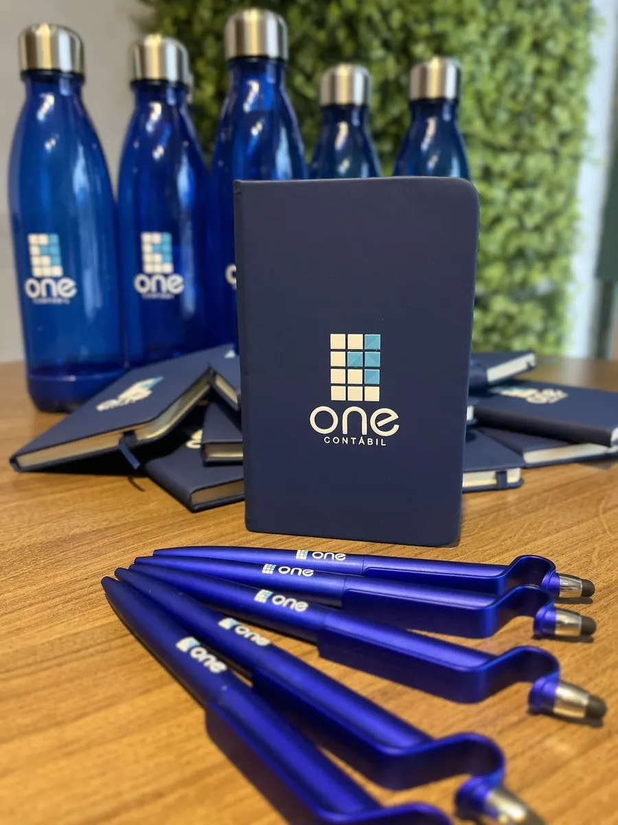 Gourdes bleues, carnet et stylos personnalisés en coffret - Kora Branding, Kigali