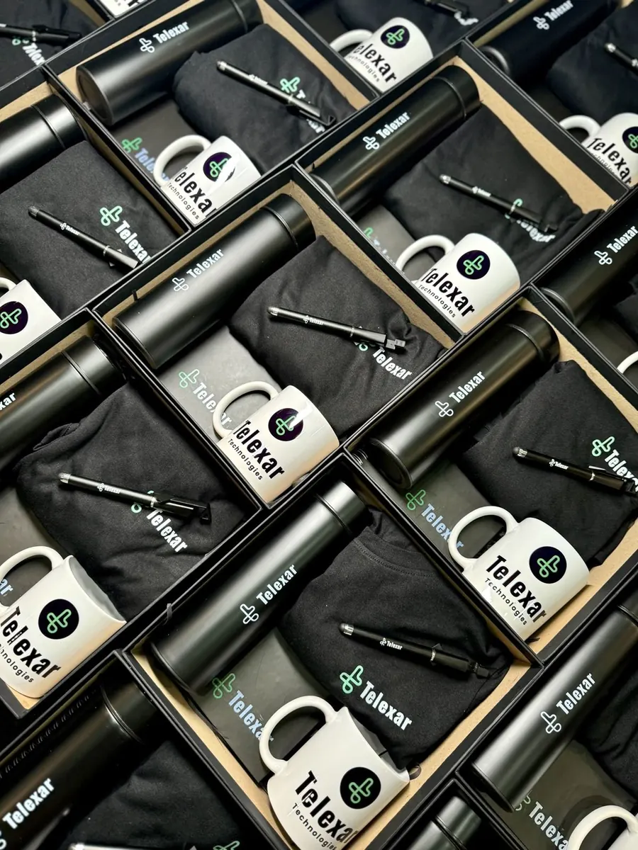 Coffrets cadeaux avec mug, gourde et stylo personnalisés - Kora Branding, Kigali
