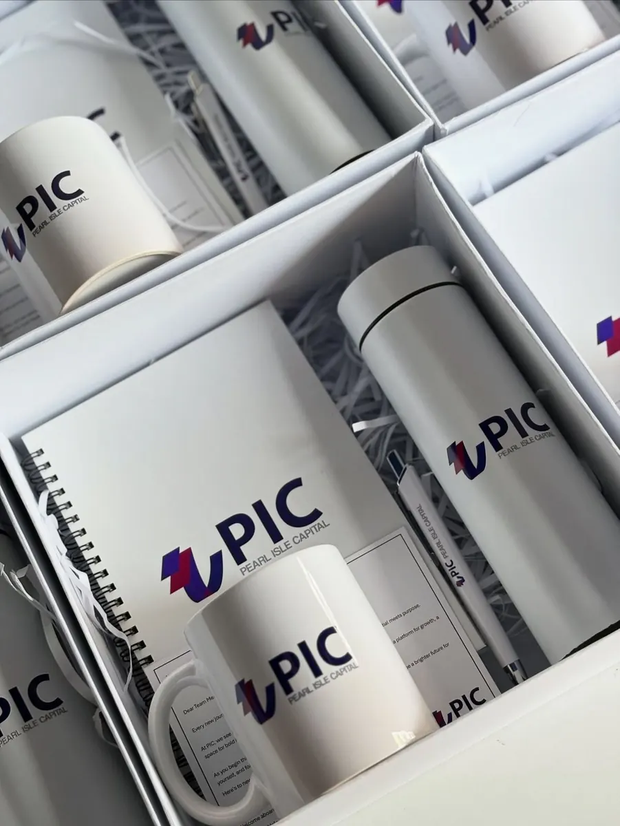 Mug et gourde personnalisés présentés dans un coffret imprimé - Kora Branding, Kigali