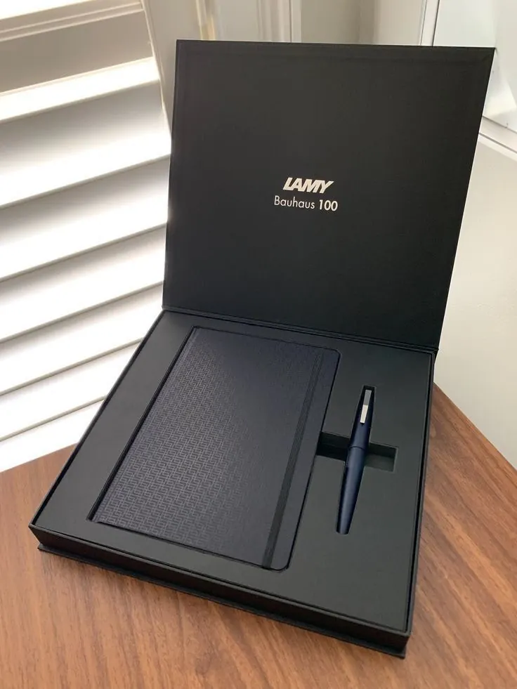 Coffret de présentation personnalisé avec stylo haut de gamme - Kora Branding, Kigali