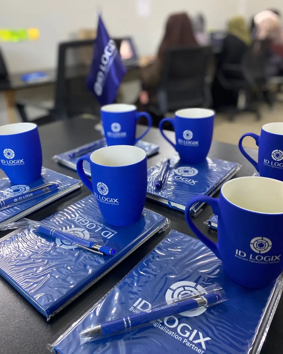 Ensemble de bureau avec mug, carnet et stylo personnalisés - Kora Branding, Kigali