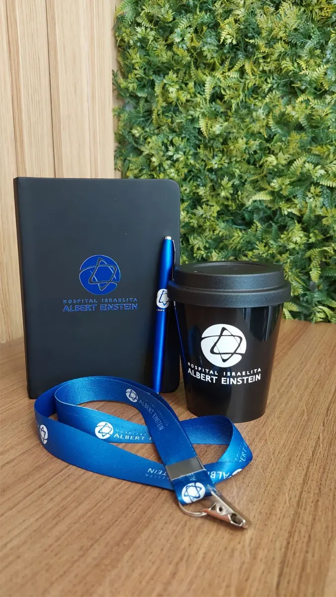 Ensemble carnet, gobelet, stylo et tour de cou personnalisés - Kora Branding, Kigali