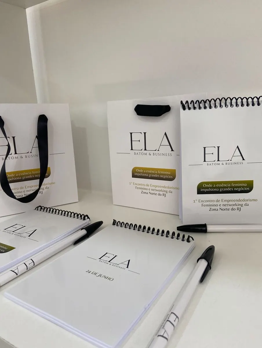 Sac papier personnalisé avec carnet et stylo - Kora Branding, Kigali