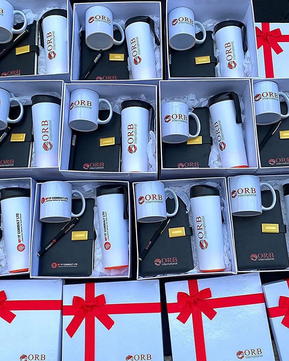 Coffrets cadeaux noués d'un ruban avec mugs personnalisés - Kora Branding, Kigali
