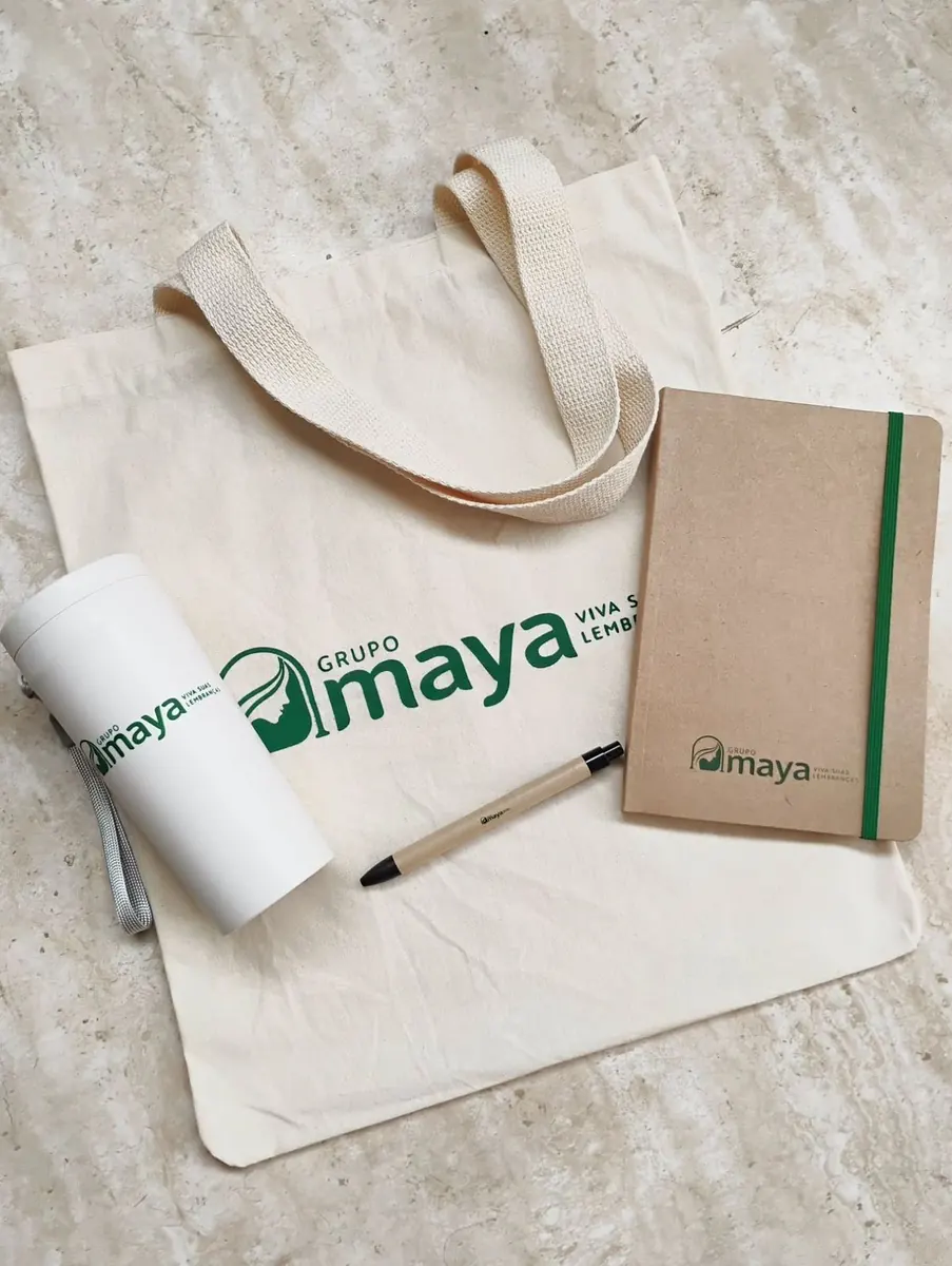 Coffret cadeau d'entreprise avec tote bag, carnet et gourde - Kora Branding, Kigali