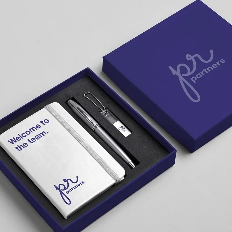Coffret d'accueil salarié avec carnet et stylo personnalisés - Kora Branding, Kigali