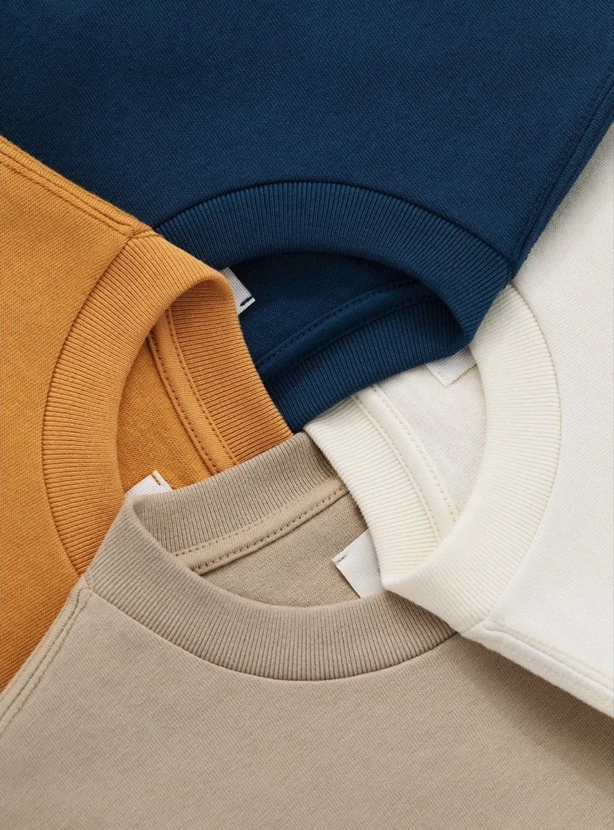 Sweat-shirts pliés de couleurs assorties, prêts pour l'impression - Kora Branding, Kigali