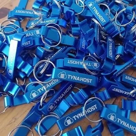 Porte-clés métalliques bleus produits en gros - Kora Branding, Kigali