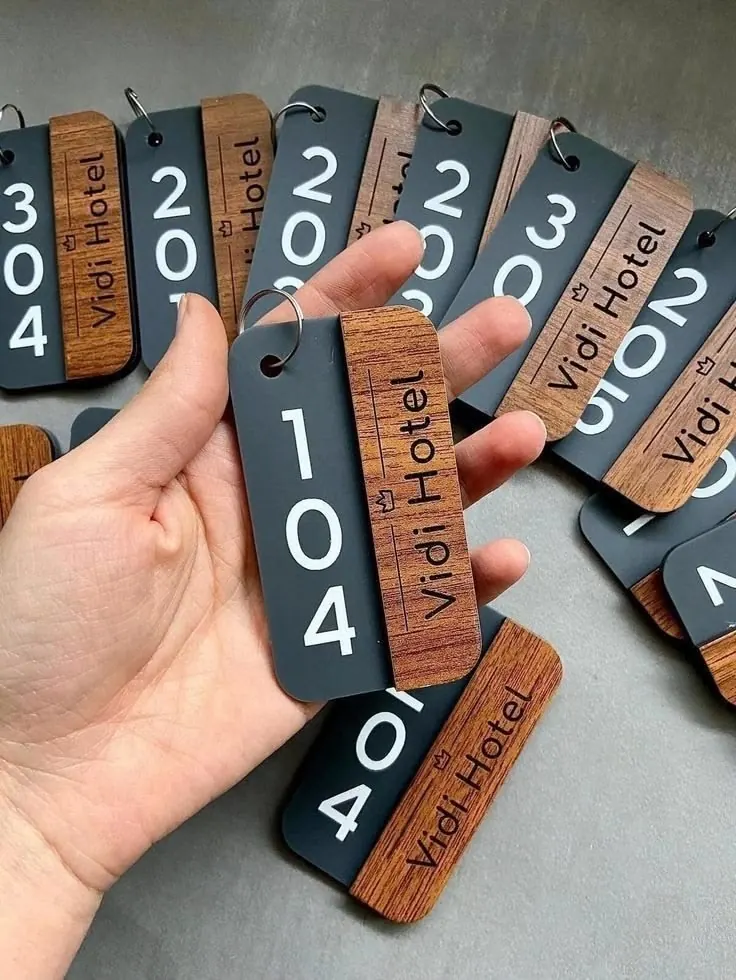 Porte-clés de chambre d'hôtel gravés en bois et acrylique - Kora Branding, Kigali
