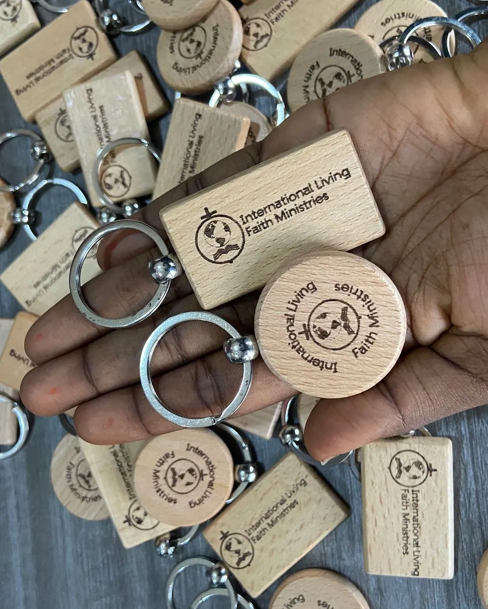 Porte-clés en bois gravés pour une organisation - Kora Branding, Kigali