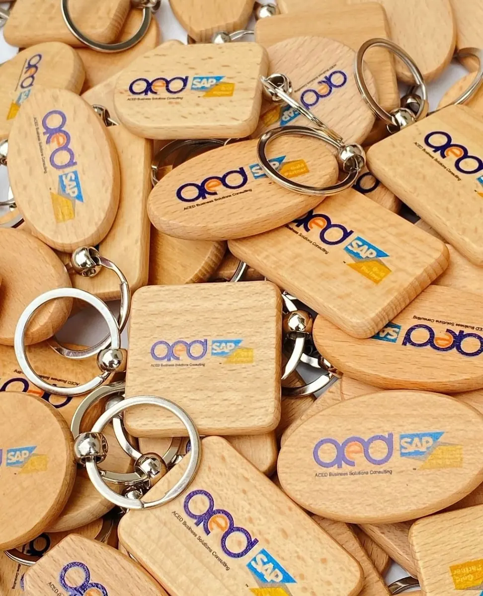 Porte-clés en bois imprimés au logo d'entreprise - Kora Branding, Kigali