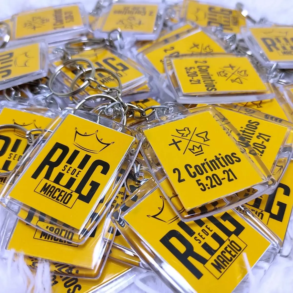 Porte-clés en acrylique jaune imprimés pour un événement - Kora Branding, Kigali