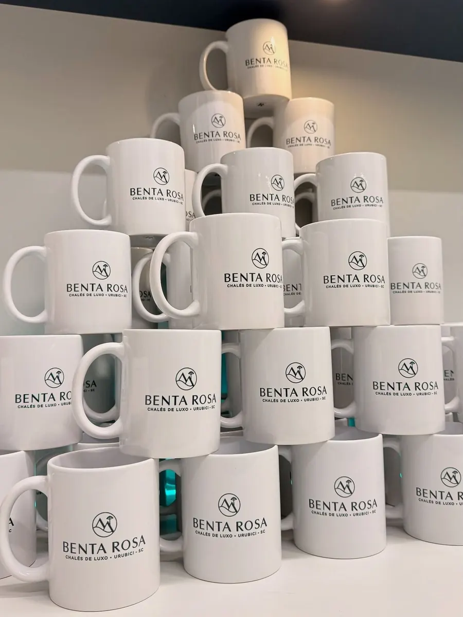 Mugs en céramique blancs imprimés au logo d'entreprise - Kora Branding, Kigali