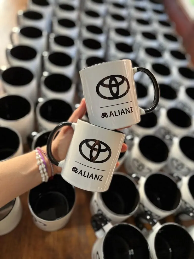 Mugs blancs imprimés pour des partenaires d'entreprise - Kora Branding, Kigali