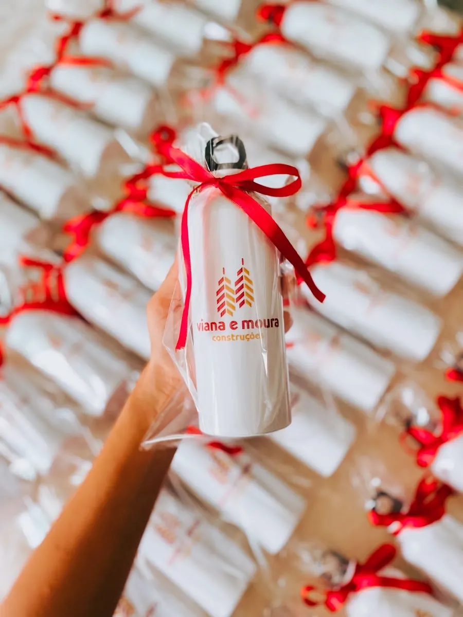 Mug personnalisé avec ruban rouge pour cadeau - Kora Branding, Kigali