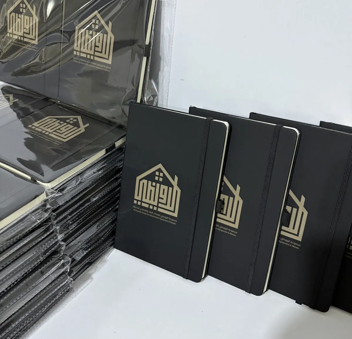 Carnets à couverture rigide noire avec logo doré - Kora Branding, Kigali