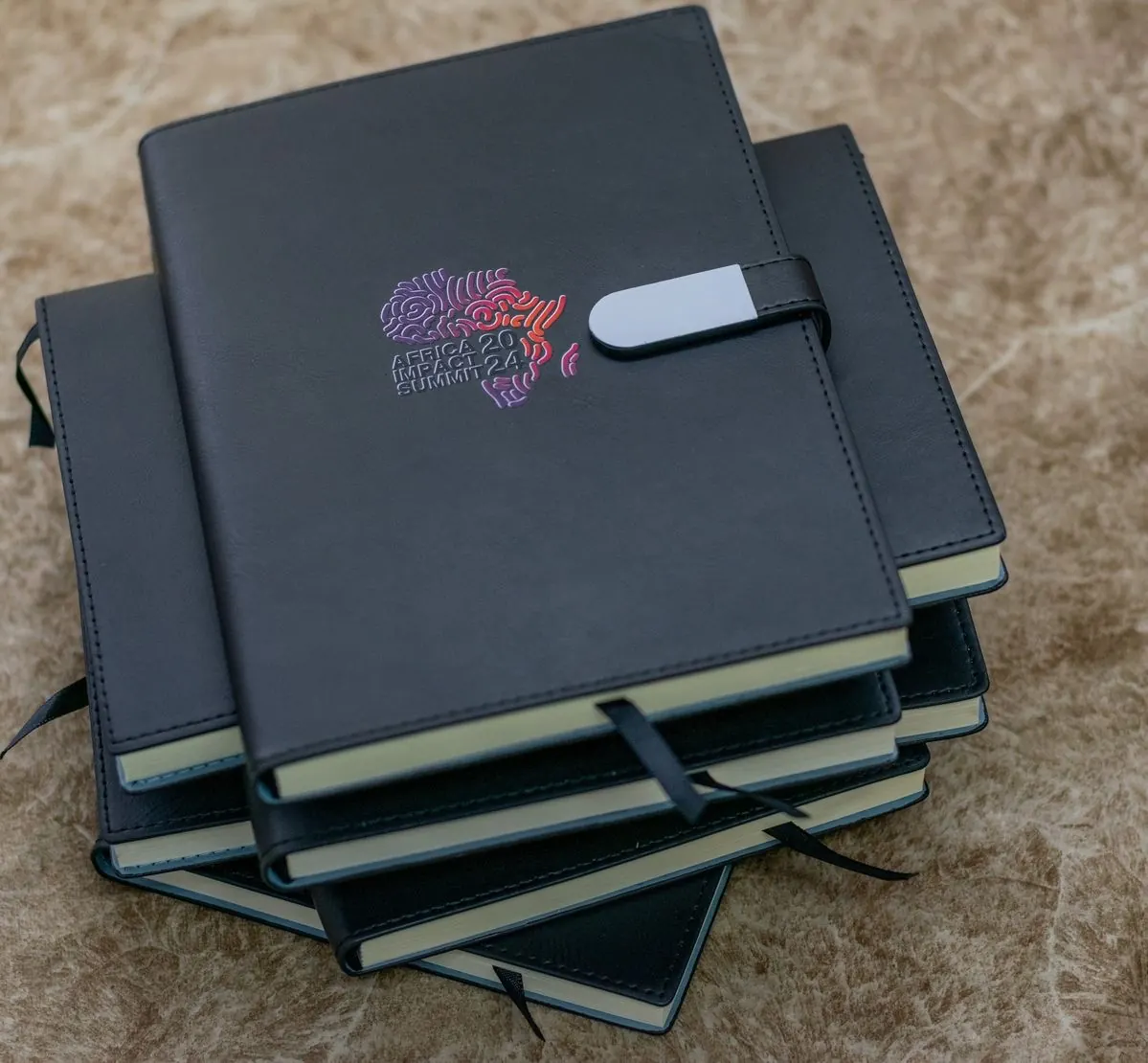 Carnets effet cuir avec fermeture magnétique personnalisée - Kora Branding, Kigali