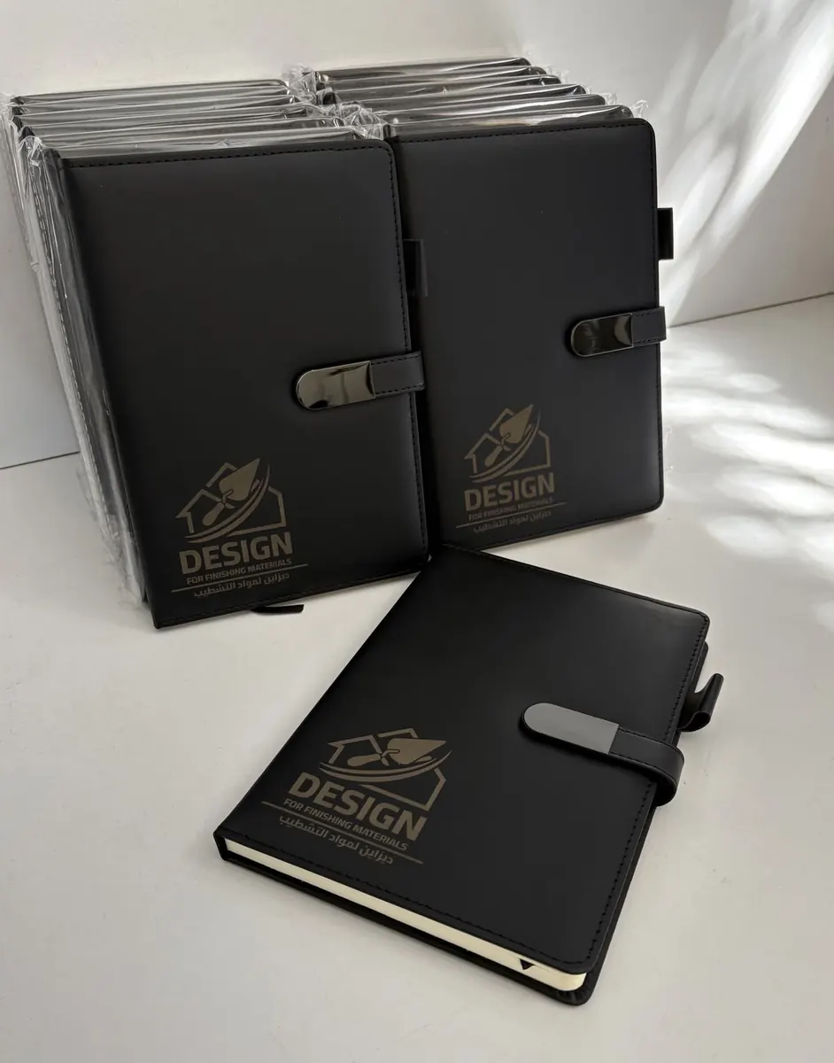 Carnets executive avec fermeture magnétique et clé USB personnalisée - Kora Branding, Kigali