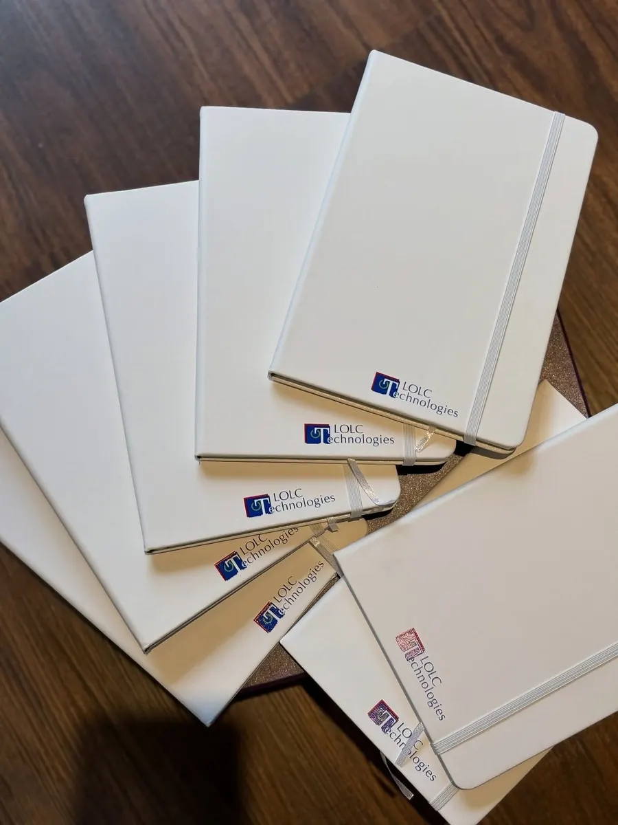 Carnets souples blancs imprimés au logo d'entreprise - Kora Branding, Kigali