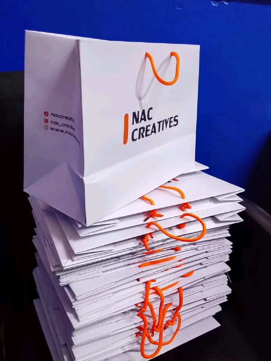 Sacs papier imprimés pour une agence créative - Kora Branding, Kigali