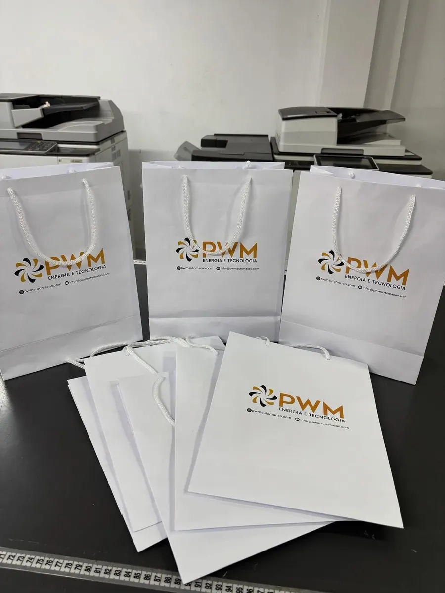 Sacs papier blancs personnalisés avec poignées cordon - Kora Branding, Kigali