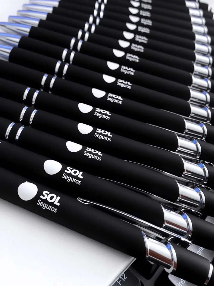 Stylos noirs imprimés avec un logo blanc - Kora Branding, Kigali