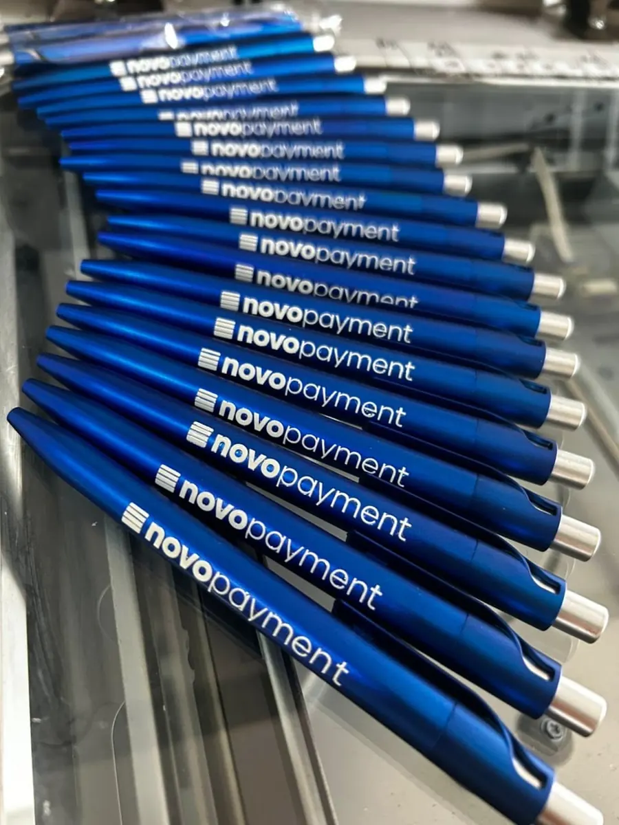 Stylos bleus imprimés en gros pour une marque fintech - Kora Branding, Kigali