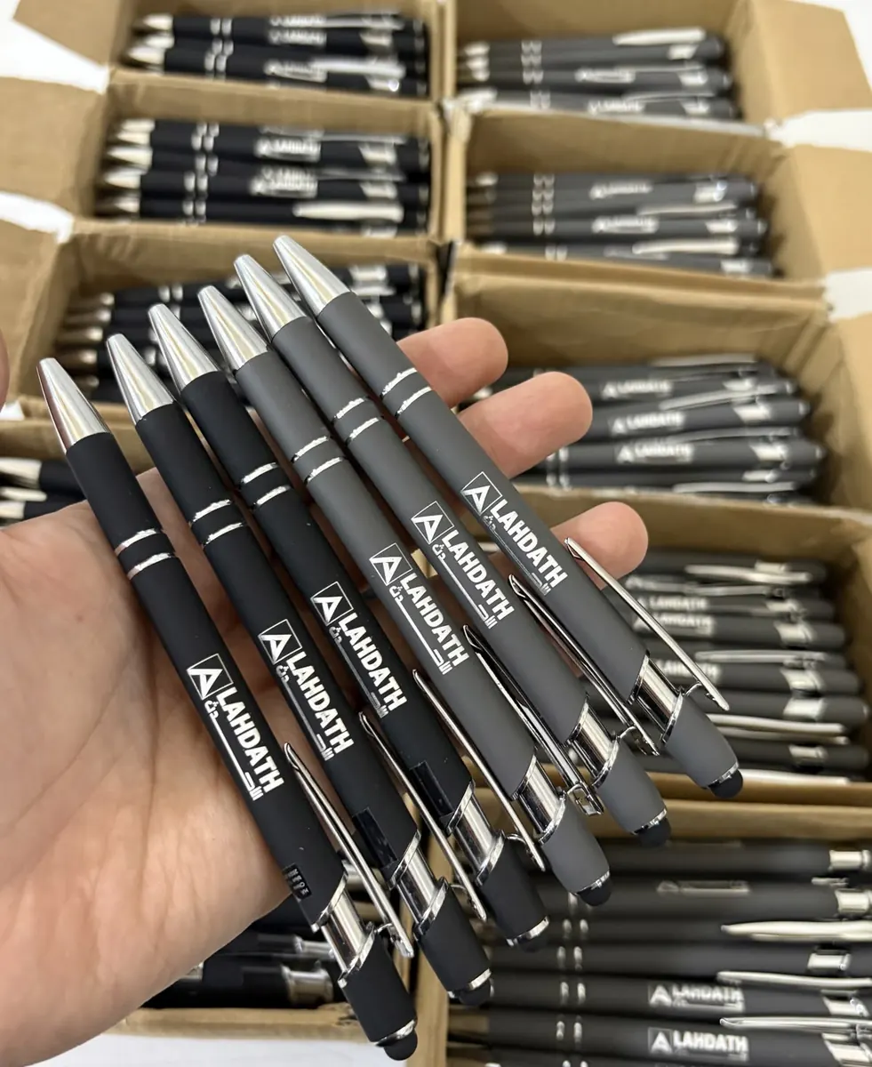 Stylos gris toucher doux imprimés en gros pour une entreprise - Kora Branding, Kigali