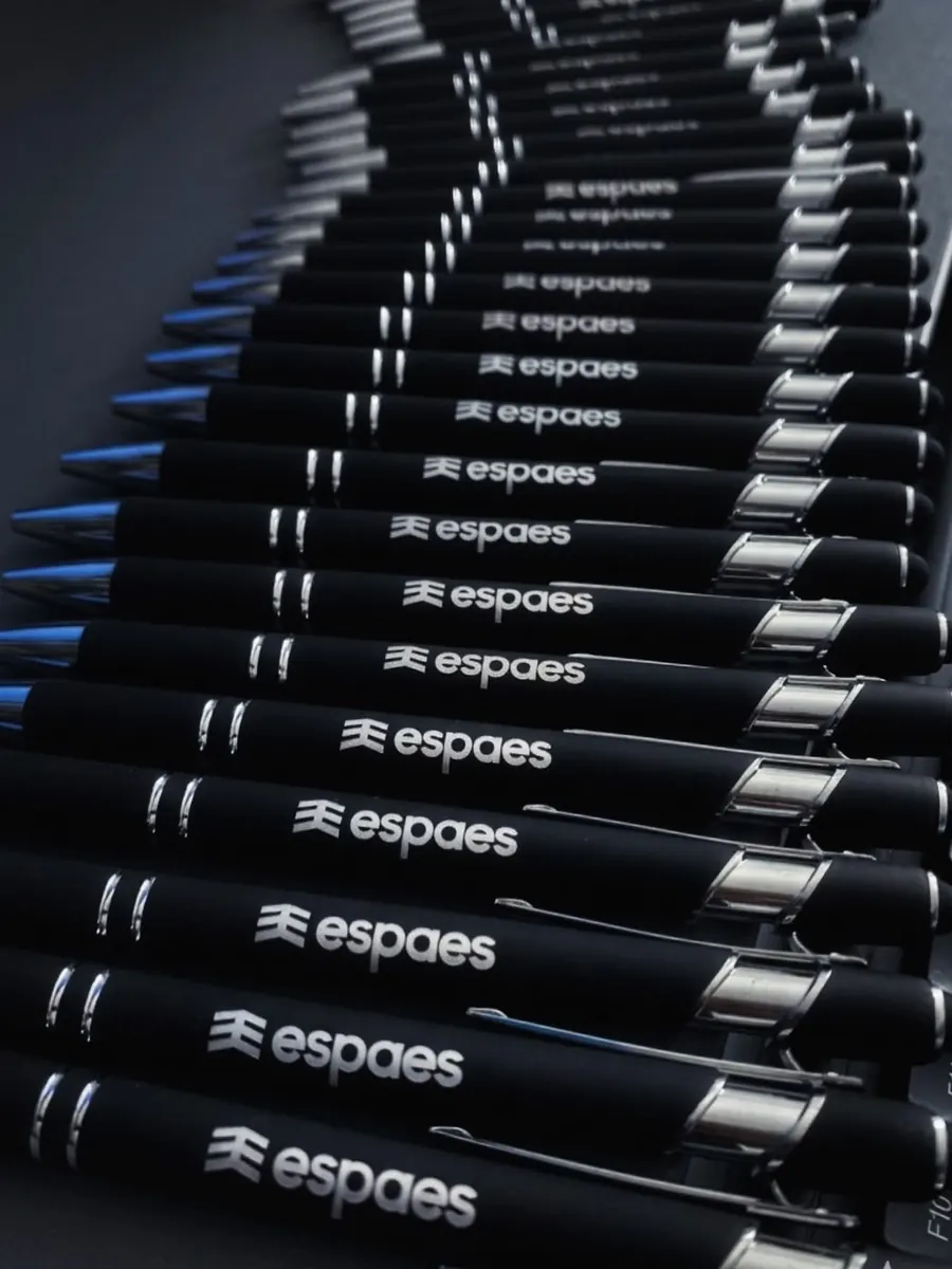 Stylos bleu marine personnalisés produits en gros - Kora Branding, Kigali