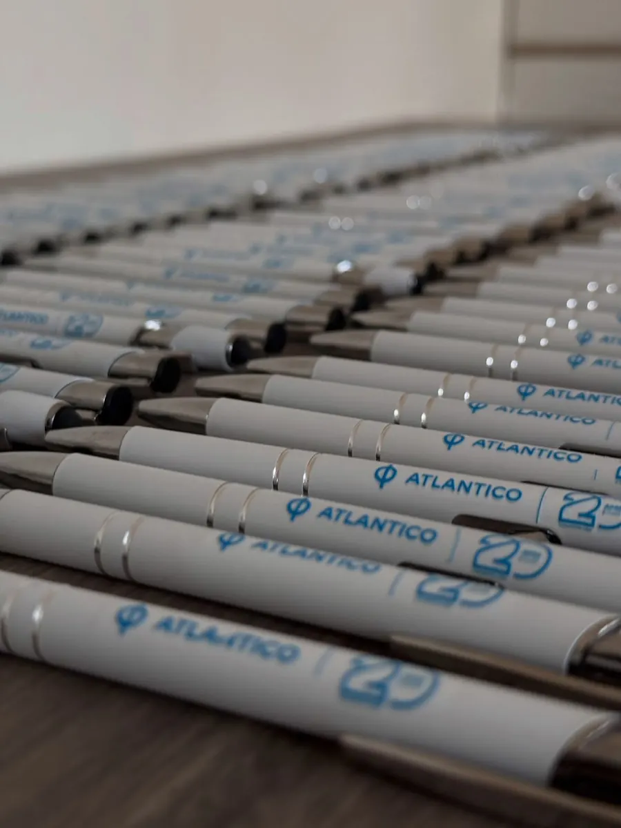 Stylos blancs imprimés avec un logo bleu - Kora Branding, Kigali