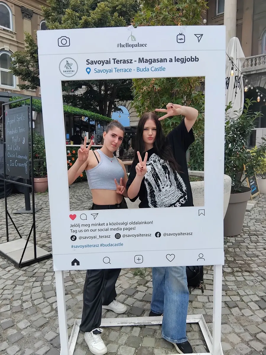 Cadre à selfie Instagram utilisé lors d'une animation de rue - Kora Branding, Kigali