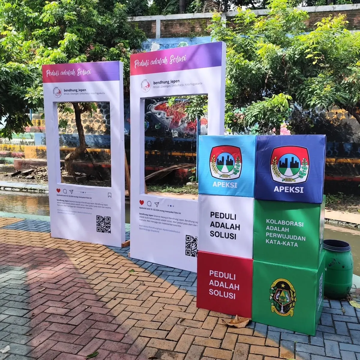 Cadres à selfie imprimés installés lors d'un événement en plein air - Kora Branding, Kigali