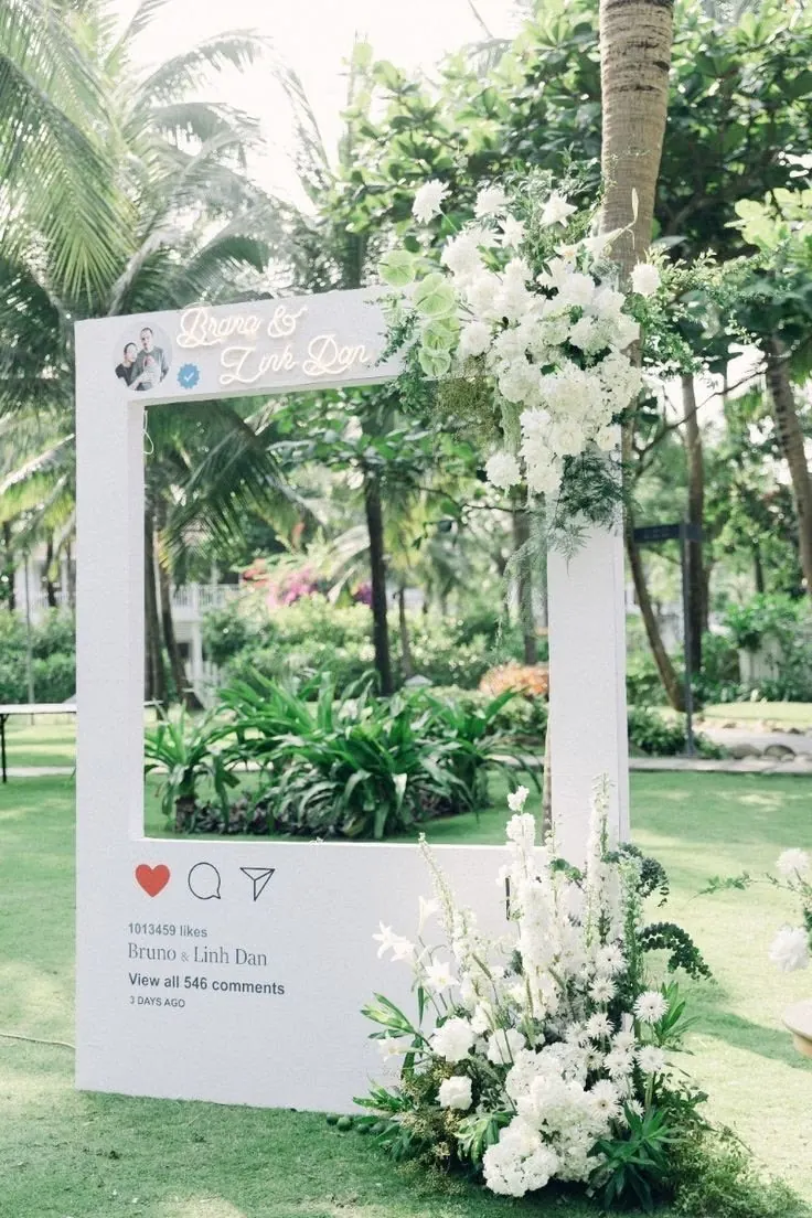 Cadre à selfie de mariage imprimé et fleuri - Kora Branding, Kigali