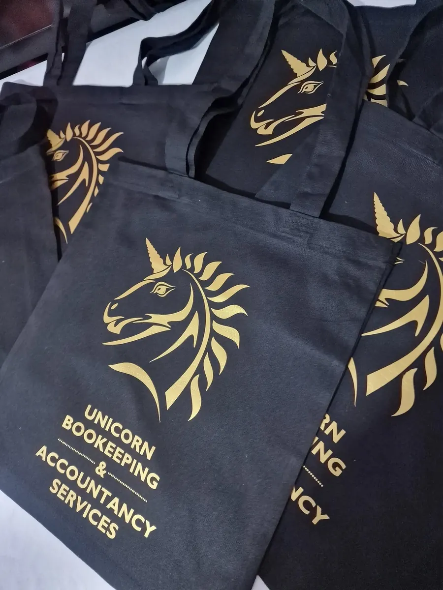 Tote bags noirs avec logo doré pour un cabinet professionnel - Kora Branding, Kigali