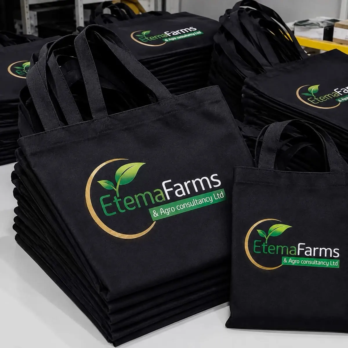 Tote bags noirs et verts personnalisés pour une entreprise agricole - Kora Branding, Kigali