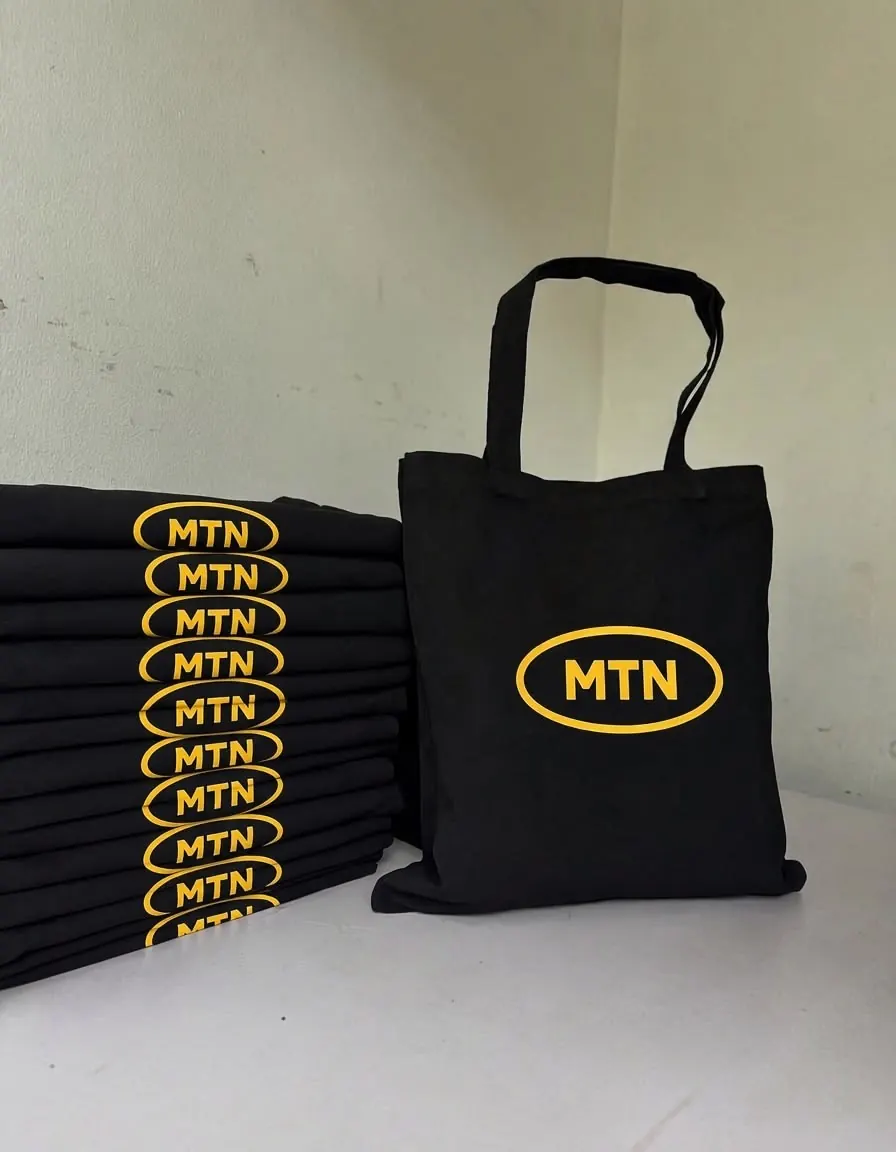Tote bags noirs imprimés pour un opérateur télécom - Kora Branding, Kigali